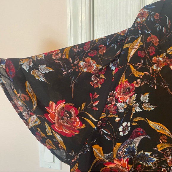 Short Sleeve V-Neck Floral Blouse - Picture 5 of 7